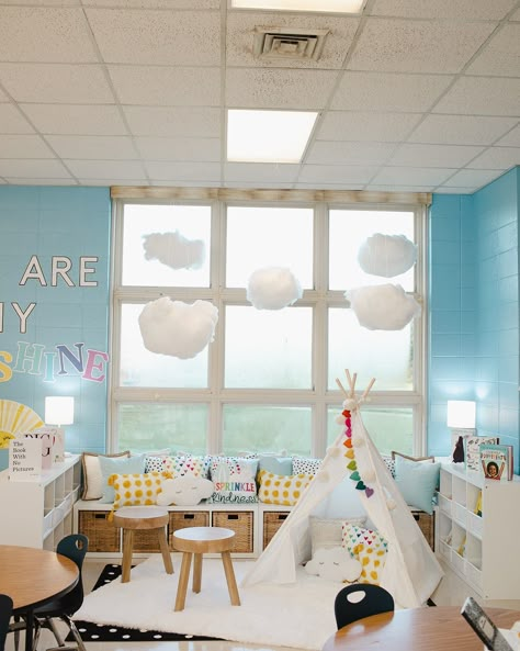 Reading Nook Daycare, Clouds In Classroom, Classroom Library Decor Ideas, Childcare Room Themes, Preschool Classroom Asthetic, Cloud Theme Classroom Decor, Kindergarten Room Set Up Classroom Setup, Art Deco Classroom, Blue Classroom Walls