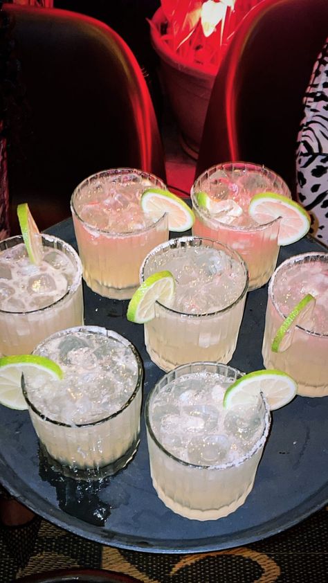 Mojito Aesthetic Night, Sloth Cakes, Alcoholic Drinks Pictures, Thank You For Birthday Wishes, Cute Valentines Day Ideas, Party Night Club Aesthetic, Pretty Alcoholic Drinks, Pretty Drinks, Cute Wallpaper For Phone