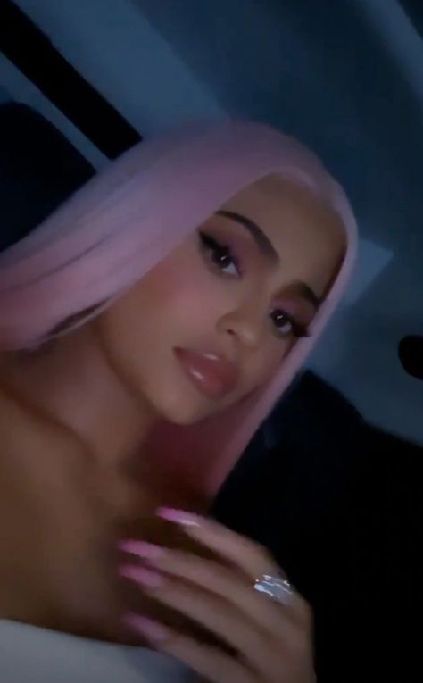 Kylie Jenner Pink Hair, Kylie Jenner Pink, Kylie Jenner Hair Color, Kylie Jenner Icons, Kylie Nails, Kylie Jenner Hair, Loose Waves Hair, Kylie Jenner Outfits, Kylie Jenner Style