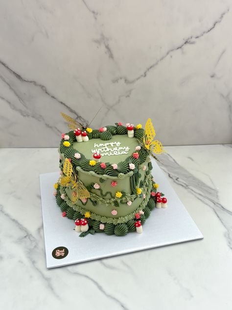 Forest Green vintage cake with buttercream rosettes and mushrooms, gold butterflies Green Vintage Cake, Cake Mushroom, Vintage Style Cake, Buttercream Rosettes, Buttercream Decorating, Cake With Buttercream, Fairy Vintage, Green Cake, Fairy Cakes