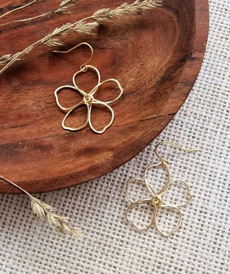 Gold Wire Flower Earrings SMALLER SIZE, Delicate, Hand Shaped, Sterling Silver Hooks, Delicate, Statement, Lightweight - Etsy Metal Wire Earrings, Easy Wire Earrings, Diy Earrings Easy Simple, Paperclip Art, Wire Flower Earrings, Crafty Jewelry, Wire Ideas, Diy Earrings Easy, Wire Jewellery