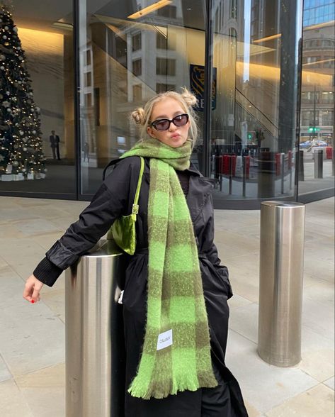 Muffler Outfit, Green Scarf Outfit, Hp Marauders, Outfits Colorful, Aesthetic Photoshoot, Virtual Wardrobe, Winter Inspo, Scarf Outfit, Super Model