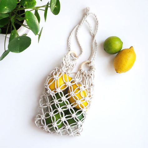 Macramé reusable bag | DeSerres Half Hitch Knot, Fruit Bag, Drawing Accessories, Painting Accessories, Painted Books, Paper Tape, Coloring Stickers, Wooden Rings, Reusable Bags