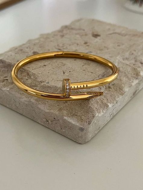 Gold Luxury Bracelet, Jewelry Product Shots, Modern Gold Jewelry, Expensive Jewelry Luxury, Luxe Jewelry, Trendy Nail, Gold Bangles Design, Gold Bracelet Cuff, Jewelry Fashion Trends