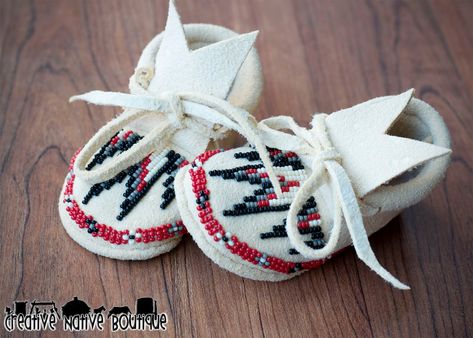 Beaded Baby Moccasins, Baby Moccasin Pattern, Baby Mocs, Moccasin Pattern, Beaded Moccasins, Diy Bebe, Beadwork Designs, Native Beadwork, Beautiful Beadwork