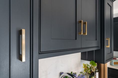 Introducing Black in the kitchen from Farrow & Ball - Nicholas Bridger Farrow Ball Off Black, Farrow And Ball Off Black Kitchen, Off Black Farrow And Ball, Black Shaker Kitchen, Black Shaker Cabinets, Blue Shaker Kitchen, Farrow And Ball Kitchen, Shaker Style Furniture, Black Kitchen Design