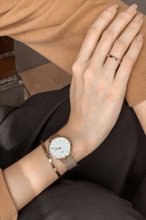 Womens Watch With Bracelets, Watches Women Daniel Wellington, Women Watch With Bracelet, Styling Watches With Bracelets, Outfit With Watch Women, Watches Women With Bracelets, Wrist Watch And Bracelets, Women Wrist Watch Aesthetic, How To Style Watches Women