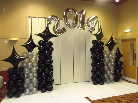 Backdrop graduación Balloon Backdrop Ideas Graduation, Stage Decoration For Graduation, Stage Design For Graduation, Balloon Arch Photo Backdrop Graduation, Convocation Backdrop, Graduation Backdrop Ideas, Balloons On Sticks, Prom Party Ideas, Prom Balloons