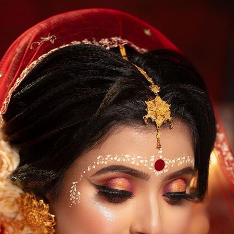 Royal Bride Eye Makeup, Simple Kolka Design For Bride, Bengali Bridal Kolka Design, Bengali Bride Kolka Design, Simple Kolka Design, Kolka Design Bridal, Kolka Design, Big Eyes Makeup, Doll Miniatures