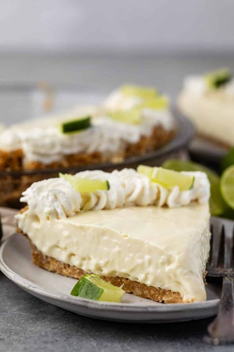 Make a No Bake Key Lime Pie - this easy pie recipe has a graham cracker crust and a creamy key lime pie filling! Key Lime Dessert, Key Lime Pie Filling, Easy Pie Recipe, No Bake Key Lime Pie, Creamy Key Lime Pie, Lime Dessert, No Bake Key Lime, Key Lime Filling, Key Lime Desserts