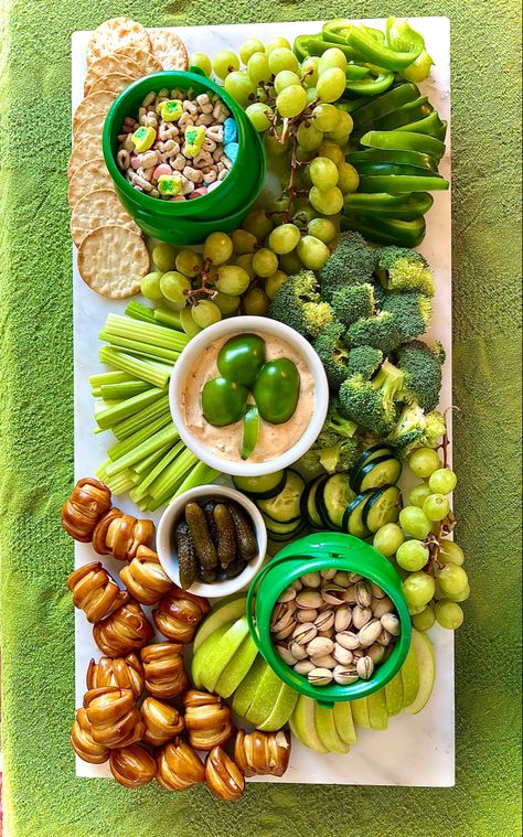 Green Food Board Party, Color Charcuterie Board Party, Steak Charcuterie Board, Green Foods For Party, Green Charcuterie Board, Green Food Party, St Patricks Food, St Patrick Day Snacks, Shrek Party