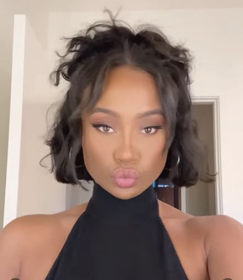 Chin Length 4c Hairstyles, Middle Part Short Silk Press, Half Uo Half Down Hair Styles Bob, Bob Hairstyle Aesthetic, Medium Haircut Black Women, 4c Bob Hairstyles, 90s Blowout Hair Short Bob, Quick Bob Hairstyles, Quickweave Bob With Bangs