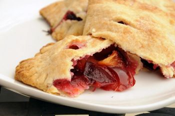 Plum Hand Pies, up close Plum Pie, Plum Recipes, Hand Pie Recipes, Fried Pies, Confort Food, Hand Pie, Fruit Cobbler, Butter Pie, Hand Pies