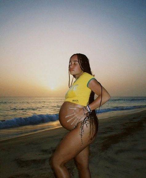 Pregnant Vacation Outfits Black Women, Maternity Pictures Aesthetic, Pregnancy Aesthetic Black, Pretty Pregnant Outfits, 2 Months Pregnant Belly, Black Woman Pregnant, Beach Pregnancy Photos, Black Motherhood, Cute Pregnancy Pictures