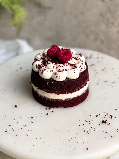 Single Serve Red Velvet Cake - BAKE WITH ZOHA Single Serve Cake, Small Birthday Cakes, Red Velvet Cake Recipe, Velvet Cake Recipes, Rich Cake, Individual Cakes, Berry Cake, Coffee Cakes, Small Desserts