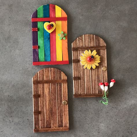 Abatelenguas Ideas, Clothes Pin Dolls, Diy Fairy Door, Fairy Garden Doors, Fairy Tree Houses, Fairy House Crafts, Fairy Garden Furniture, Popsicle Crafts, Fairy House Diy