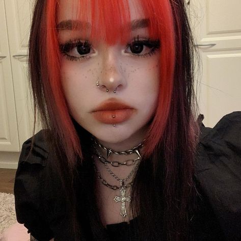 Emo Hair Color, E Girl Makeup, Doll Eye Makeup, Face Piercings, Alt Makeup, Cool Makeup Looks, Emo Hair, Edgy Makeup, Cool Makeup