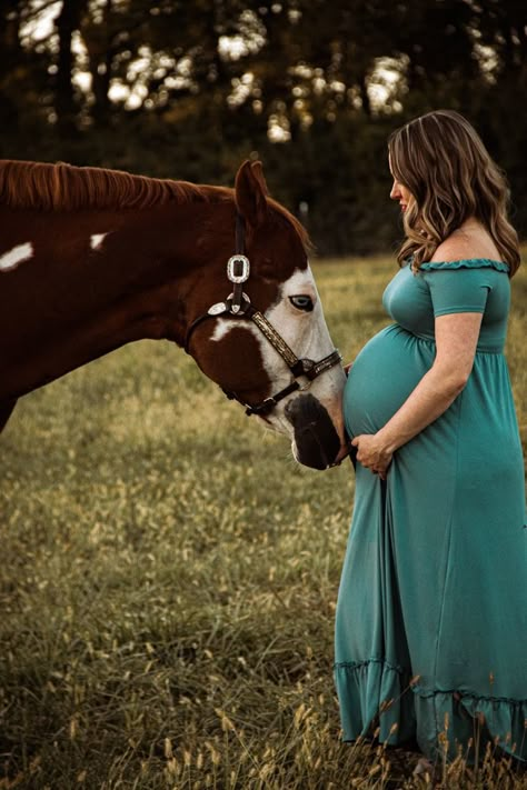 Pregnant Horse Photoshoot, Maternity With Horse, Pregnancy Announcement With Horse, Maternity Photography With Horses, Barn Maternity Pictures, Maternity Horse Photoshoot, Maternity Photos With Horses, Horse Maternity Photoshoot, Horse Maternity Pictures