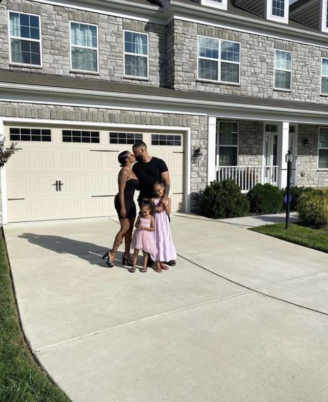 Sold House Pictures First Home Black Family, Black Family Asethic, Black Couple Family, Family Of Four Aesthetic, Family Astethic, Young Black Family Goals, Black Family Goals, Black Family Aesthetic, Family Vision Board