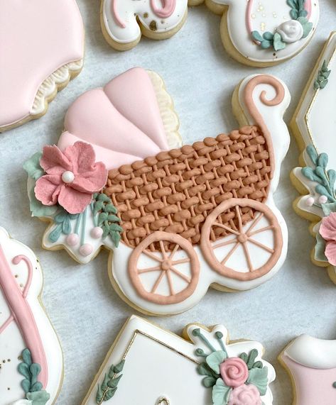 Little Birds Baking Co. on Instagram: “Sweet little baby carriage! 🌿🌸 I’ve wanted to try this basket weave technique for awhile...it definitely takes some patience but I love the…” Baby Carriage Cookies Decorated, Stroller Cookies Decorated, Baby Carriage Cookies, Baby Shower Cookies Neutral, Baby Shower Sugar Cookies, Boho Baby Boy, Baby Shower Food For Girl, Flooding Cookies