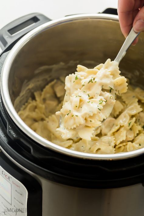 This Instant Pot Chicken Alfredo Pasta is an easy one pot meal made hands off in the pressure cooker! It's so creamy, the whole family loves it! #pasta #instantpot #pressurecooker #alfredo #chicken #recipe Instant Pot Chicken Alfredo, Pressure Cooker Pasta, Instant Pot Pasta Recipe, Pasta Recipes Alfredo, Chicken Alfredo Recipes, Chicken Alfredo Pasta, Pressure Cooker Chicken, One Pot Meal, Easy One Pot Meals