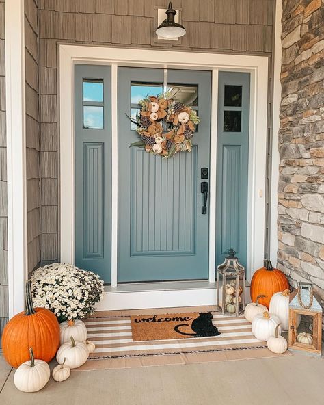 #LTKhome on Instagram: “Shop @sarahguiler's fall front door step details instantly via screenshot and discover more #LTKhome inspo when you download the…” Pintu Interior, Vstupná Hala, Front Door Inspiration, Outside Fall Decor, Front Door Paint Colors, Door Paint Colors, Casa Country, Fall Front Porch Decor, Door Inspiration