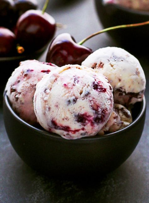 Stracciatella Gelato, Cherry Ice Cream Recipe, Cherry Gelato, Cherry Crisp, Italian Ice Cream, Gelato Recipe, Cherry Ice Cream, Gelato Ice Cream, Vanilla Ice Cream Recipe