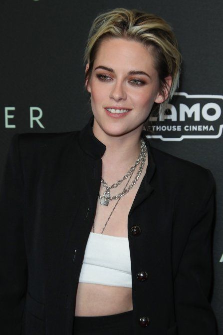 Kristen Stewart In Suit, Kristen Stewart Suit, Masc Kristen Stewart, Women My Type, Kristen Stewart 2000s, Kristen Stewart Long Hair, Kristen Stewart Charlie Angels, Celebrity Crush Woman, Film Premiere Outfit