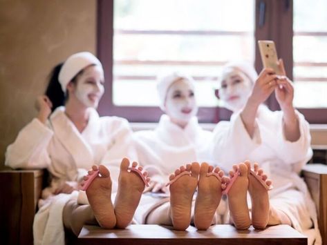 Bridal Spa Day, Bachelorette Party Spa Day, Relaxing Bachelorette Weekend, Bachelorette Destination Ideas, Facial Business, Hyderabadi Wedding, Spa Bachelorette, Spa Lifestyle, Kosmetyki Mary Kay