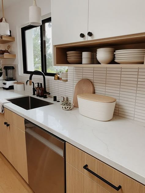 Scandinavian Kitchen Idea Japandi Tiles Kitchen, New Mid Century Modern Kitchen, Modern Minimalist Backsplash, Scandinavian Kitchen Floor, Scandinavian Tile Backsplash, Minimalist Kitchen Cabinet Design, Kitchen Japandi Design, Mid Century Modern Kitchen Tile Backsplash, Japandi Kitchen Tiles