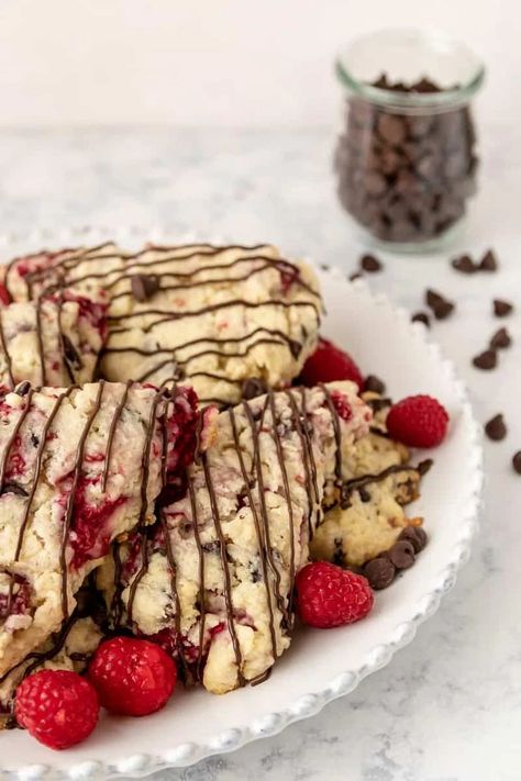 Fresh raspberry chocolate chip scones - freezer friendly Raspberry Chocolate Chip Scones, Raspberry Scones Recipe Easy, Easy Scone, Oatmeal Scones, Mini Scones, Chocolate Chip Scones, Raspberry Chocolate Chip, Raspberry Scones, How To Make Scones