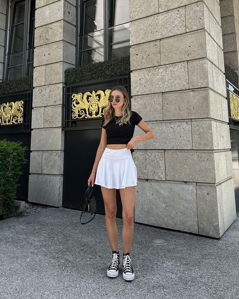 Skirt And Converse Outfit, White Tennis Skirt Outfit Summer, Tennis Skirt Outfit Summer, White Tennis Skirt Outfit, Converse Outfit Summer, Elegant Summer Outfits, Skirt Outfit Summer, Ny Outfits, Tennis Skirt Outfit