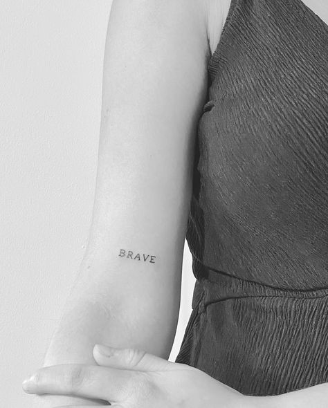 Tatuaje palabra brave #tattoo #minitattoo #finelinetattoo #typography #armtattoo #tattooideas #tattooartist #tattoomadrid Brave Tatoos Ideas, Brave Tattoo, Be Brave Tattoo, Minimal Tattoos, Small Arm Tattoos, Fine Line Tattoos, Minimal Tattoo, Forearm Tattoos, Mini Tattoos