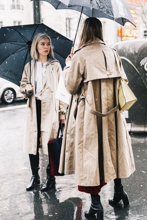 Rainy Outfit Ideas, Trench Coat Street Style, Cozy Rainy Day Outfit, Rainy Day Outfit Winter, Rainy Outfit, Rainy Day Outfit For School, Rainy Day Outfit For Work, Style Trench Coat, Pfw Street Style