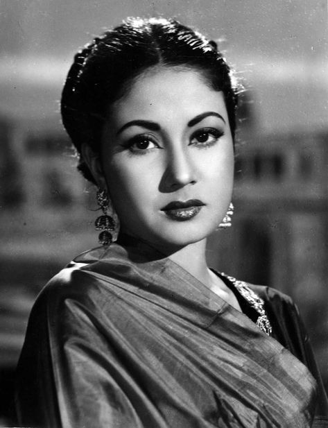 Mina Kumari, Old Bollywood Actress, Meena Kumari, Old Film Stars, Film World, Bollywood Pictures, Retro Bollywood, Black And White Movie, Bollywood Cinema