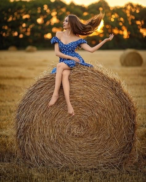 Hay Bale Picture Ideas, Haybale Photoshoot, Hay Bale Pictures, Hay Bale Photoshoot, Cowgirl Pictures, Summer Picture Poses, Nature Photoshoot, Creative Photoshoot Ideas, Love Photo