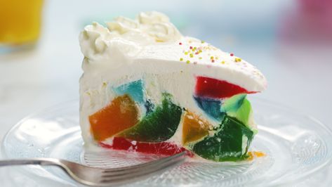 We all love jelly and cream and we all love cake. We've put the two together for the perfect retro dessert! Jello Treats, Bakewell Pudding, Jewel Cake, Icebox Desserts, Retro Desserts, Jello Cake, Recipe Cake, Bowl Cake, Jello Salad