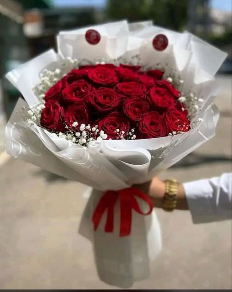 Red Rose Bouquet Wedding, Graduation Flower Bouquet, Red Flower Bouquet, Roses Bouquet Gift, Graduation Bouquet, Red Roses Wallpaper, Flower Bouquet Diy, Fresh Flower Bouquets, Red Rose Bouquet