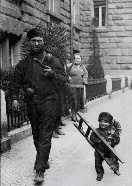 A Chimney Sweep and his tiny apprentice Victorian Chimney Sweep, Chimney Sweep Art, Vintage Foto's, Great Fire Of London, The Great Fire, Victorian London, Chimney Sweep, London History, Poor Children