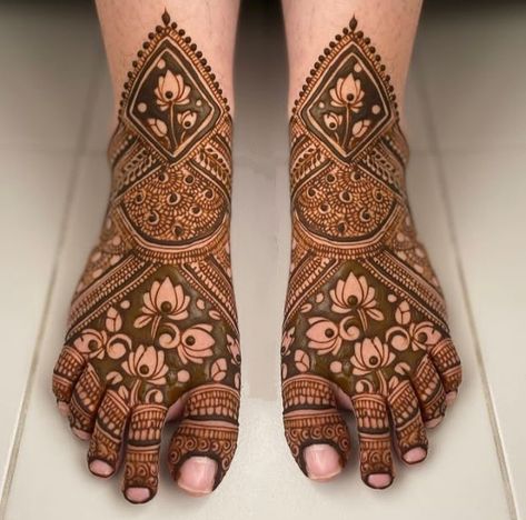 Mehendi Pic, Leg Mehendi Designs, Leg Mehndi Design Simple, Bridal Leg Mehndi, Back Hand Bridal Mehndi, Backhand Mehndi Designs, Leg Mehandi, Mehndi Drawing, Foot Mehndi Design