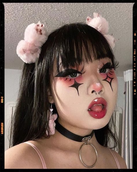 E-Girl Makeup Idea Kiss Inspired Makeup, Egirl Eyeshadow, Public Aesthetic, Egirl Eyeliner, Trash Outfit, Alt Eyeliner, It Girl Makeup, E Girl Makeup, Egirl Makeup