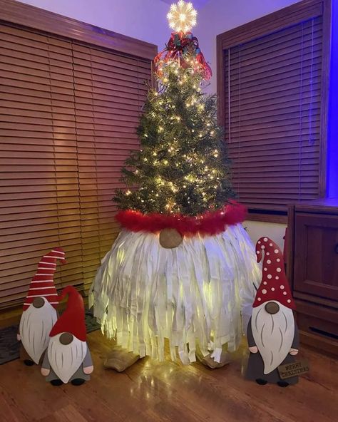 Gnome Christmas Theme Ideas, Gnome Themed Christmas Tree Ideas, Gnome Xmas Tree, Tree With Gnomes, Gnome Christmas Tree Indoor, Gnome Tree, Gnome Christmas Tree Ideas, Chrismas Tree Gnome, Lighted Christmas Tree Gnome