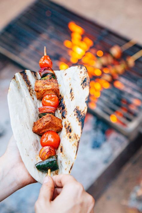 Fresh Off the Grid: Camping Food & Recipes Vegan Campfire Meals, Campfire Skewers, Grilling Photography, Camping Food Recipes, Camping Meal Ideas, Vegan Kebab, Backpacking Recipes, Veggie Grill, Camping Meal