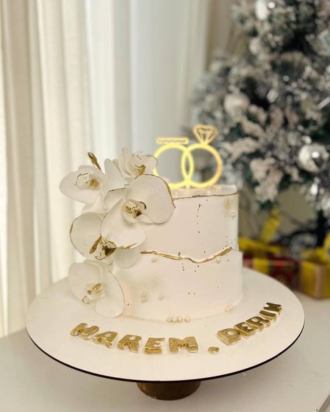 Cakes For Engagement Couple, Engagement Cake Designs Classy, Engagement Cake Designs Simple, Engagement Cake Ideas Elegant, 18th Birthday Cake For Girls, Birthday Cake For Women Simple, Wedding Cake Simple Elegant, Engagement Party Cake, Modern Birthday Cakes