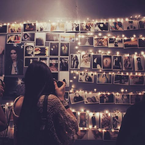 got lots of photos of the nugget to put up somewhere - am going to try something like this... not sure about the lights though (looks great - depends if he sleeps for long enough) Hipster Room, Photowall Ideas, Diy String Lights, Diy Lampe, Tumblr Rooms, Indie Room, Room Goals, Bedroom Goals, Dream Rooms