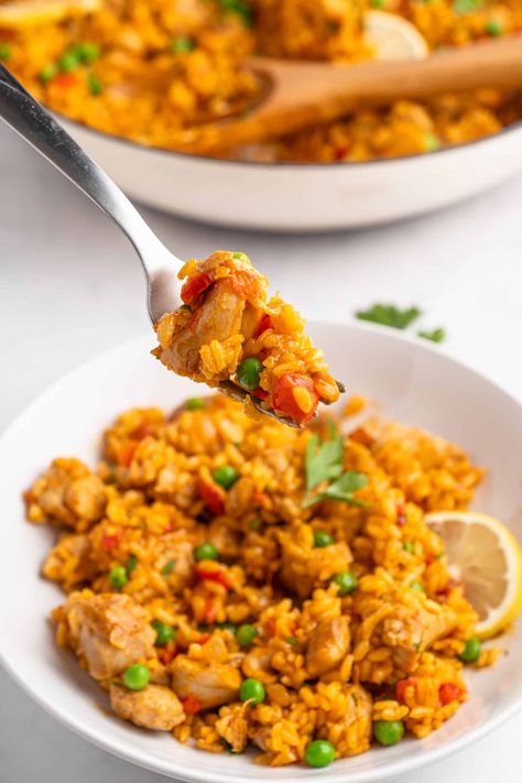 Chicken Paella Pialla Recipes, Chicken Paella Recipe, Paella Chicken, Shopska Salad, Vegetable Fried Rice Recipe, Zucchini Rice, Crispy Parmesan Potatoes, Risotto Recipes Easy, Chicken Paella