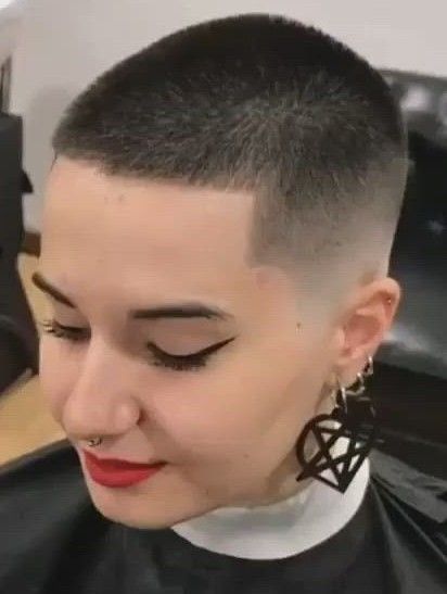 Cool Short hair styles Edgy Female Haircut, Womens Buzzcut Fade, Crew Cut Women, Buzzcut Woman, Cool Short Hair Styles, Cool Short Hair, Pixies Haircut, Women With Short Hair, Undercut Long Hair