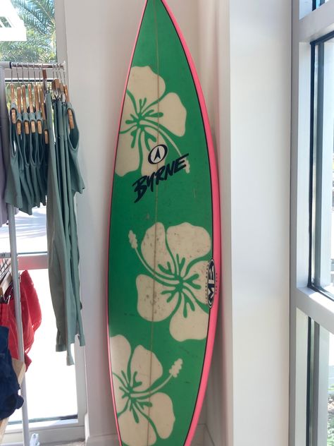 Painting A Surfboard, Cute Surfboards, Surf Board Aesthetic, Painted Surf Board, Pink Surfboard Aesthetic, Painted Surfboard Ideas, Surf Boards Designs, Surfboard Aesthetic, Pretty Surfboard