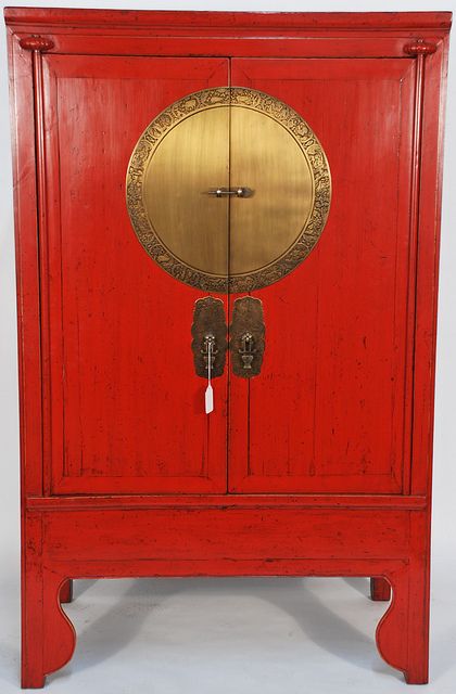 Antique Chinese wedding cabinet - Now ,most people don't like this color (RED) .This cabinet might be with long history. Red Cabinet, Asian Cabinet, Wedding Cabinet, Kitty Chen, Beautiful Antiques, Chinese Cabinet, Traditional Chinese Wedding, Asian Furniture, Chinese Decor