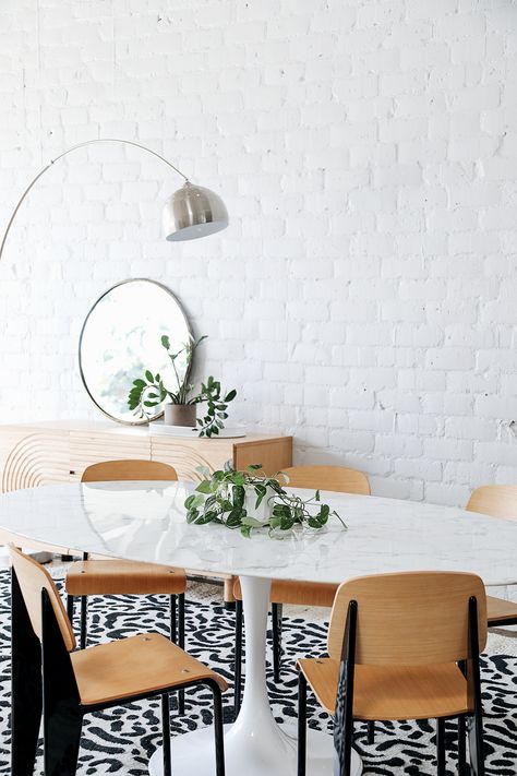 tulip table and jean prouve chairs in a modern dining room Tulip Table And Chairs, Duplex Decor, Marble Tulip Table, Dining Room Decor Ideas, Tulip Dining Table, Home Interior Accessories, Stylish Tips, Easy Decor, Oversized Furniture